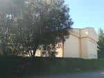 Vista lateral de la Escuela Oficial de Idiomas de Pontevedra con vegetación