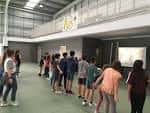 Espacio multiusos interior con proyección, ideal para eventos