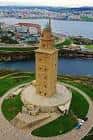 Vista aérea de la Torre de Hércules con el puerto y la ciudad de A Coruña