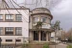 Fachada exterior de un edificio con arquitectura clásica y balcón curvo