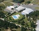 Vista aérea de las instalaciones del aeródromo, incluyendo piscina y hangares