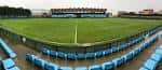 Panorámica del Estadio de Barreiro desde las gradas, mostrando el campo y la tribuna principal