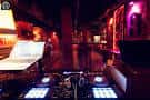 Mesa de DJ con equipo de sonido en la sala de eventos