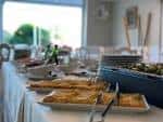 Mesa de buffet con variedad de platos en el comedor del hotel