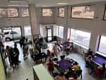 Vista general del espacio interior de Ludus Gallaeciae con varias mesas de juego y asistentes