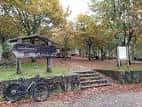 Acceso al parque en otoño con bicicleta y señalización