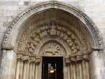 Pórtico principal de la Iglesia de Santiago con detalles escultóricos