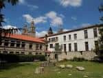 Vista exterior del Pazo de Fonseca con jardín y cielo azul