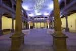 Gran patio interior cubierto, ideal para eventos, con iluminación ambiental