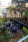 Terraza exterior del Palacio de la Oliva con asistentes a un evento