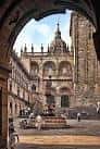 Vista de la Plaza de Platerías y la Catedral a través de un arco arquitectónico.