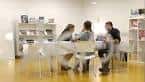 Sala de reuniones o espacio de trabajo colaborativo con personas