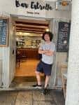 Entrada principal del Bar Estrella con un empleado en la puerta