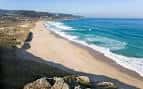 Amplia vista de la Playa de Barrañán desde una duna con olas rompiendo