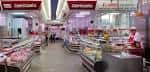 Interior del Mercado Municipal de Elviña con pasillos y puestos de venta
