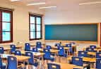 Aula de colegio con pupitres y pizarra