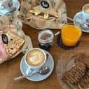 Variedad de piadas, café y zumo en una mesa de desayuno
