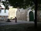 Ambiente tranquilo de la Plaza de Santa Bárbara con árboles y arquitectura tradicional