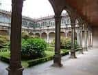 Pasillo abovedado que da al patio central del Pazo de Fonseca