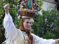 Mujer con traje tradicional gallego y tocado floral en una celebración