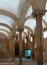 Interior del Palacio de Gelmírez con arcos y columnas