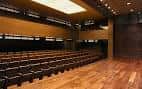 Vista general del auditorio vacío de la Sede Afundación Ferrol