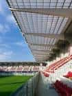 Detalle de la estructura del techo y las gradas del Estadio Municipal de Pasarón