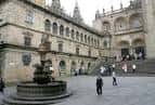 Plaza histórica con fuente y edificios de piedra en Santiago de Compostela