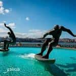 La Fuente de los Surfistas, en A Coruña, se encuentra entra la ...