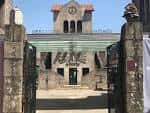 Entrada principal de uno de los edificios del Mercado de Abastos