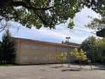 Vista exterior de la Escuela Oficial de Idiomas de Pontevedra con árboles