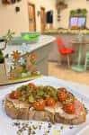 Plato de brunch con el ambiente interior del café Muzi de fondo