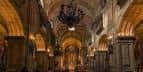 Perspectiva del interior de la Iglesia de San Jorge con lámparas colgantes