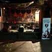 Escenario de la Sala Filomatic vacío con equipo de sonido y banner.