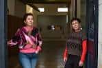Dos mujeres en la entrada de MUTA, mostrando el acceso al local