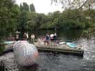 Actividades recreativas en el muelle del Área Recreativa de Los Robles