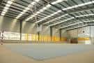 Vista interior del pabellón polideportivo con la cancha vacía y estructura del techo
