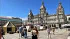 Vista general de la Feira das Marabillas en la Plaza de María Pita con el ayuntamiento al fondo