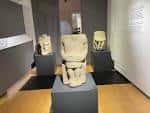 Exposición de piezas arqueológicas en el interior de la sala