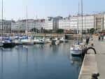 Puerto deportivo de A Coruña con edificios de galerías y embarcaciones