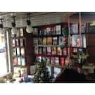 Interior de la librería con estanterías llenas de libros y un rincón