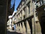 Calle estrecha con la fachada del Teatro Principal a la derecha