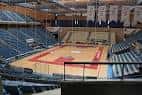 Interior de pabellón deportivo con cancha y gradas en el centro sociocultural
