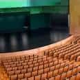 Vista del escenario y butacas del auditorio desde un lateral