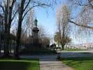 Vista general de los Jardines de las Avenidas con estatua y árboles