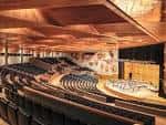 Auditorio principal con butacas oscuras y escenario preparado para orquesta