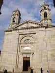 Fachada principal de la Concatedral de Santa María de Vigo con personas en la plaza