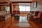Salón común o zona de estar del hotel con sofás