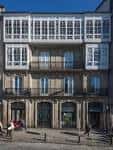 Fachada de un edificio tradicional con balcones y galerías en la Rúa da Senra