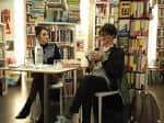 Dos personas conversando en una mesa durante un evento literario